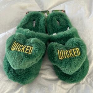 Wicked Heart Green Fuzzy Slippers sz Large- 8-9